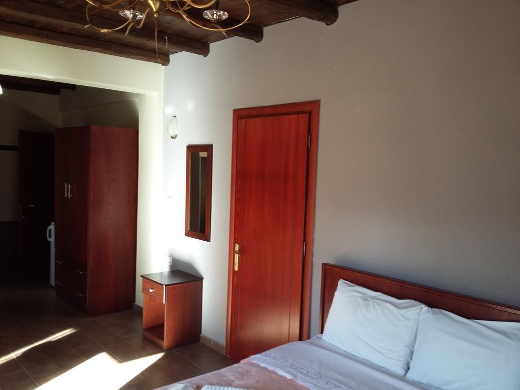 Voreas Hotel Káto Loutrákion Quarto foto